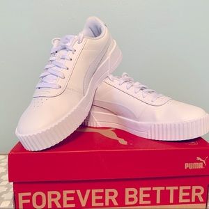 PUMA WOMEN’s Carina Sneaker 8.5